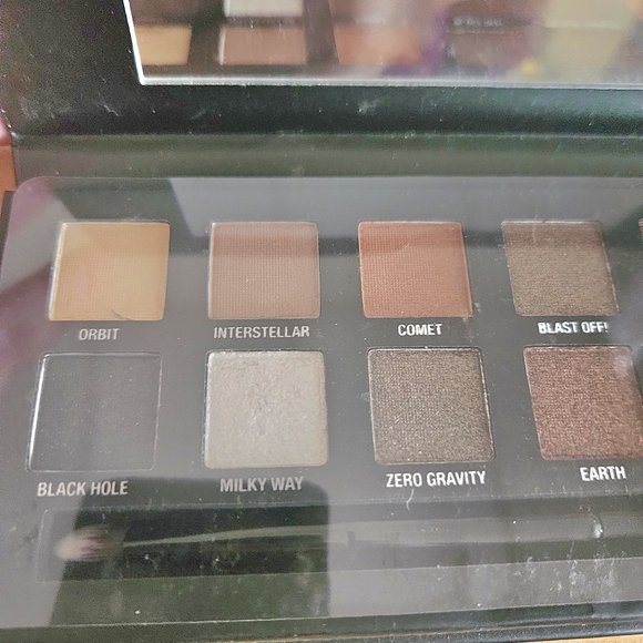 BRAND NEW W7 Spaces Out Eyeshadow Palette 12 Matte & Shimmer Colors - Picture 4 of 5